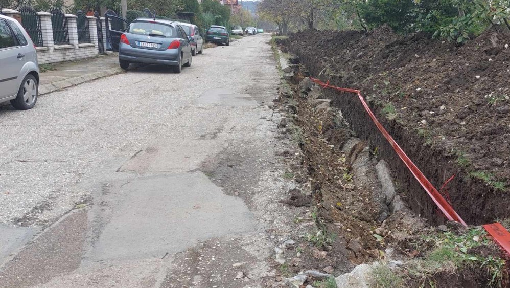 Grafiti, asfaltiranje, bušenje, neispunjena obećanja i kriva bandera: Šta će predsednika Vučića dočekati u Zaječaru prilikom otvaranja novog stadiona (FOTO) 4