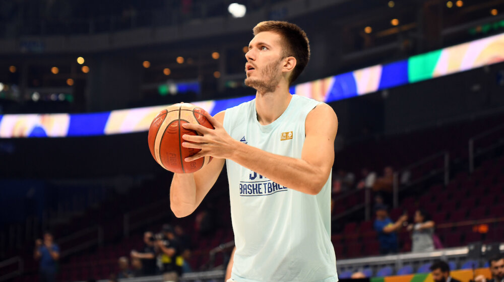 Prve sekunde posle 4.500 km u vazduhu: Petrušev debitovao u Sakramentu 1