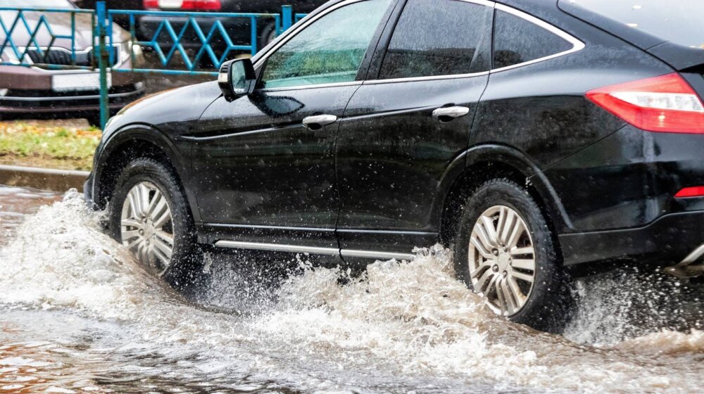 Poplave na putu: Kroz koliko vode može proći prosečan auto, a koliko je previše? 1