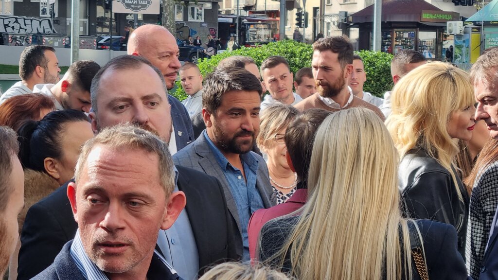 Na predaji liste SNS za Beograd i poznati teniser, glumica, radikali... (FOTO) 2 Na predaji liste SNS za Beograd i poznati teniser, glumica, radikali... (FOTO) 2