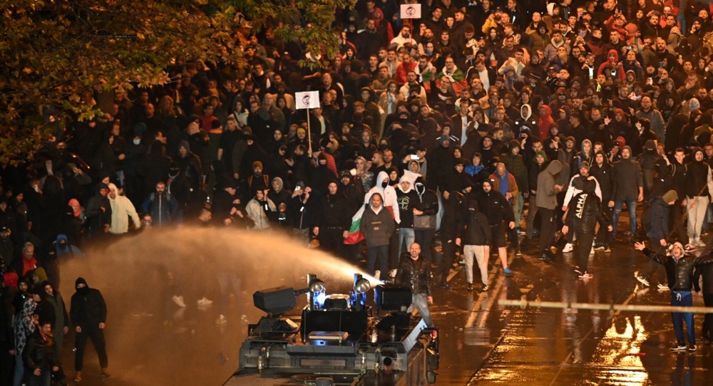Protesti bugarskih navijača u Sofiji prerasli u nasilje, u sukobu sa policijom ima i povređenih 1