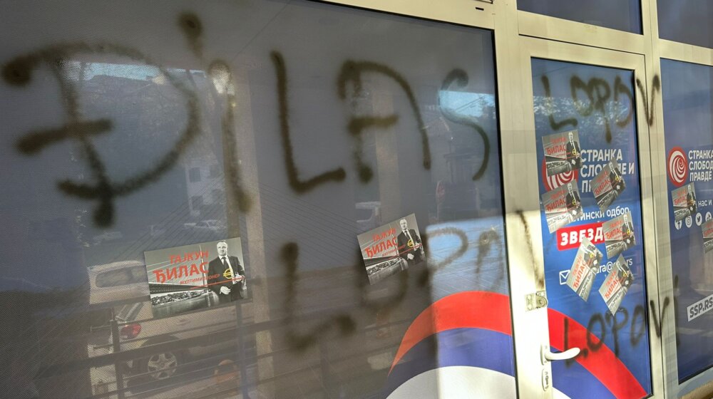 "Radikalske metode": Nalepnice "Tajkun Đilas" i grafiti "Đilas lopov" osvanuli na prostorijama SSP-a 1