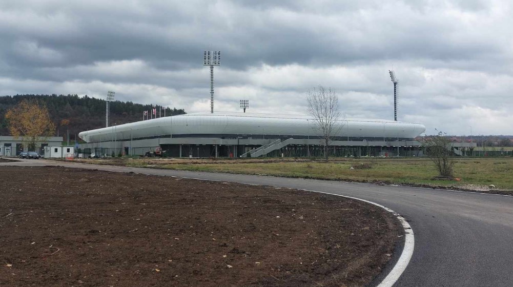 Grafiti, asfaltiranje, bušenje, neispunjena obećanja i kriva bandera: Šta će predsednika Vučića dočekati u Zaječaru prilikom otvaranja novog stadiona (FOTO) 8