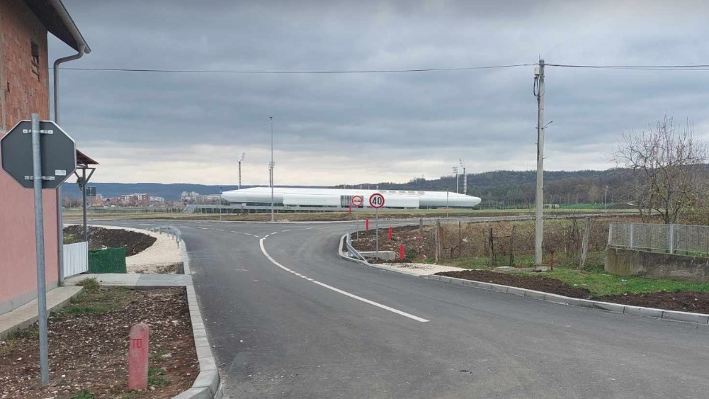 Grafiti, asfaltiranje, bušenje, neispunjena obećanja i kriva bandera: Šta će predsednika Vučića dočekati u Zaječaru prilikom otvaranja novog stadiona (FOTO) 3