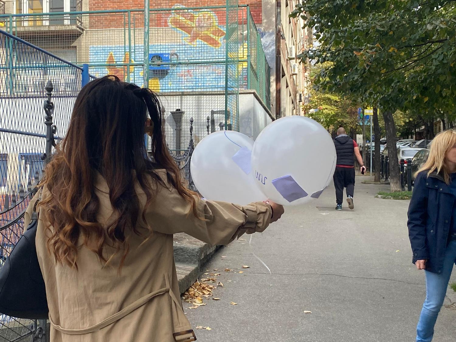 Đaci iz "Ribnikara" pustili bele balone u znak sećanja na poginule drugare i čuvara (FOTO) 5