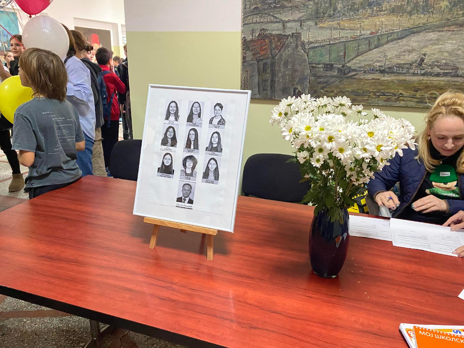 Đaci iz "Ribnikara" pustili bele balone u znak sećanja na poginule drugare i čuvara (FOTO) 2