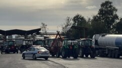 Poljoprivrednici Drugi dan protesta poljoprivrednika: Radikalizovane akcije, za sutra najavljene tri protestne vožnje od po sat vremena 5