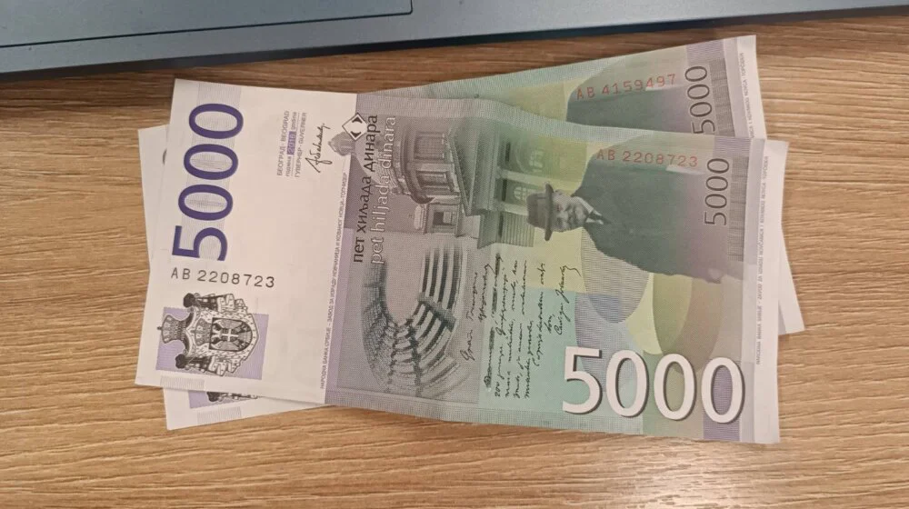 Srednjoškolci poručili: "10.000 dinara nam neće promeniti mišljenje, ali ćemo ih uzeti jer su to naše pare" 1