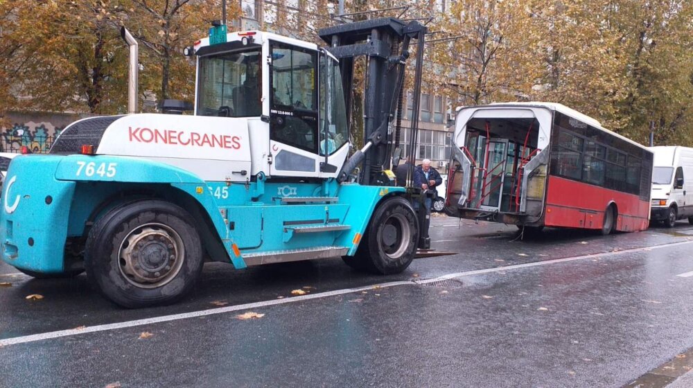 “Harmonika” pukla na pola: Šta regionalni mediji pišu o autobusu koji se prepolovio kod Mašinskog fakulteta u Beogradu? 1 “Harmonika” pukla na pola: Šta regionalni mediji pišu o autobusu koji se prepolovio kod Mašinskog fakulteta u Beogradu? 1