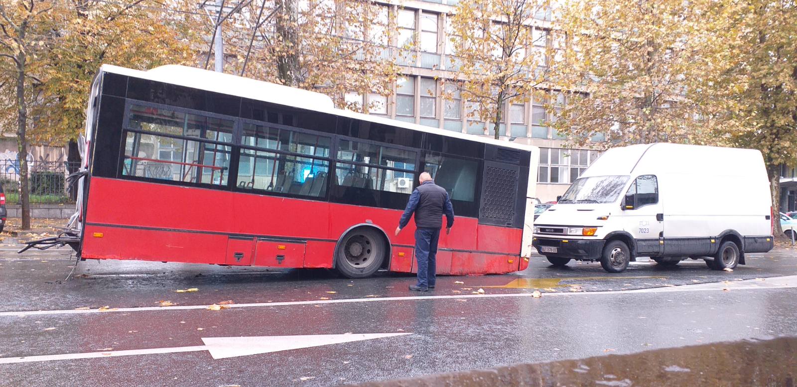 Prepolovio se gradski autobus kod Mašinskog fakulteta u Beogradu (FOTO, VIDEO) 2
