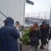 Koordinator pretio obezbeđenjem: Reporterka Danasa ispred kol centra SNS-a zatekla zaposlene na pauzi 12