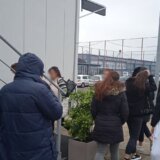 Koordinator pretio obezbeđenjem: Reporterka Danasa ispred kol centra SNS-a zatekla zaposlene na pauzi 10