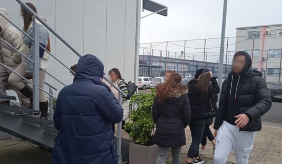 Koordinator pretio obezbeđenjem: Reporterka Danasa ispred kol centra SNS-a zatekla zaposlene na pauzi 8