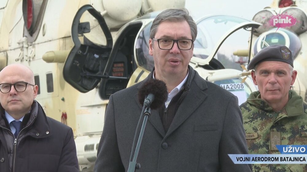 Vučić obilazi aerodrom u Batajnici, optužuje opoziciju da hoće da prevari narod 1