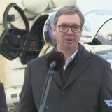 Vučić obilazi aerodrom u Batajnici, optužuje opoziciju da hoće da prevari narod 8