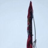 Zapaljena srpska zastava kod spomenika u Orahovcu 14