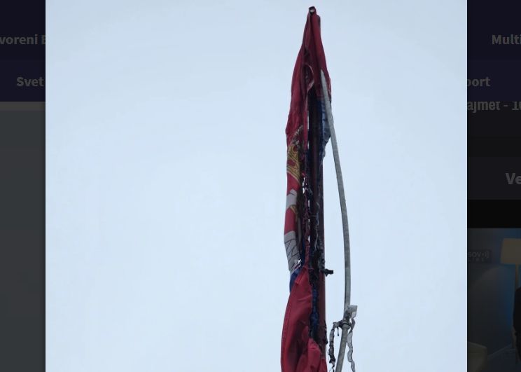 Zapaljena srpska zastava kod spomenika u Orahovcu 1