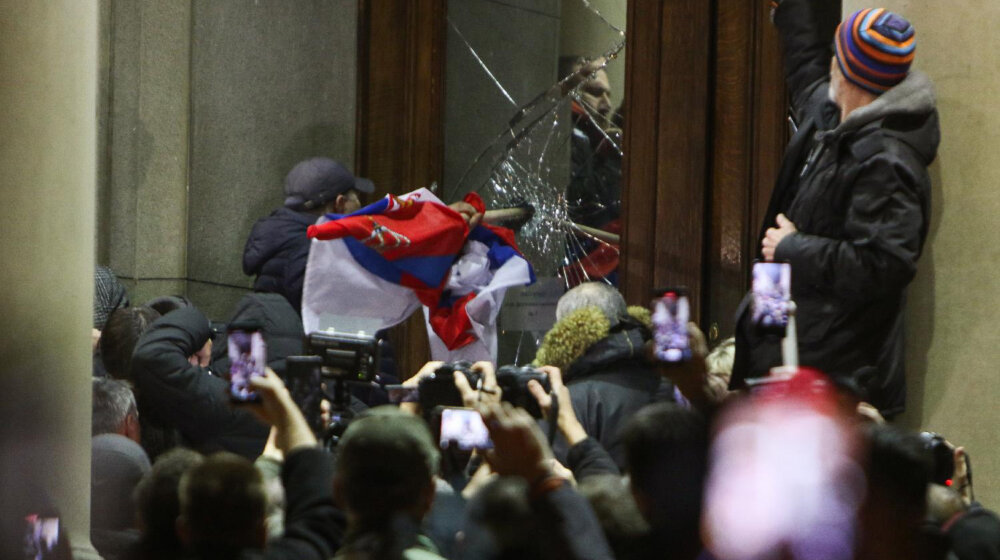 Generalna proba obojene revolucije: Zašto je vlasti bilo značajno da protest ispred Starog dvora prikaže kao napad na ustavni poredak? 1