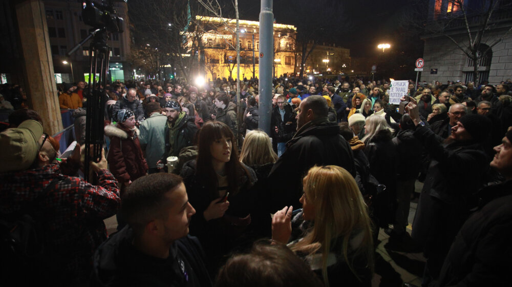 "Kad god nešto ne valja, vlast odmah poseže za 'stranim mešanjem'": Kako tumačiti izjavu Vučevića da proteste građana i studenata organizuju inostrane službe? 1