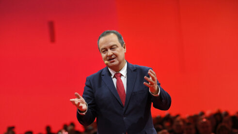 Ivica Dačić Da li je Vučić slučajno ili namerno najavio konsultacije sa parlamentarnim strankama za ponedeljak, kada opozicija putuje u Brisel? 7