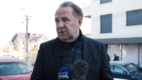 Rasim Ljajić Da li je Vučić slučajno ili namerno najavio konsultacije sa parlamentarnim strankama za ponedeljak, kada opozicija putuje u Brisel? 5