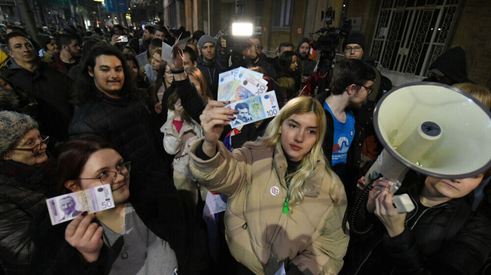 Protest ispred RIK se nastavlja i večeras: Koji je plan pokreta Borba? 1