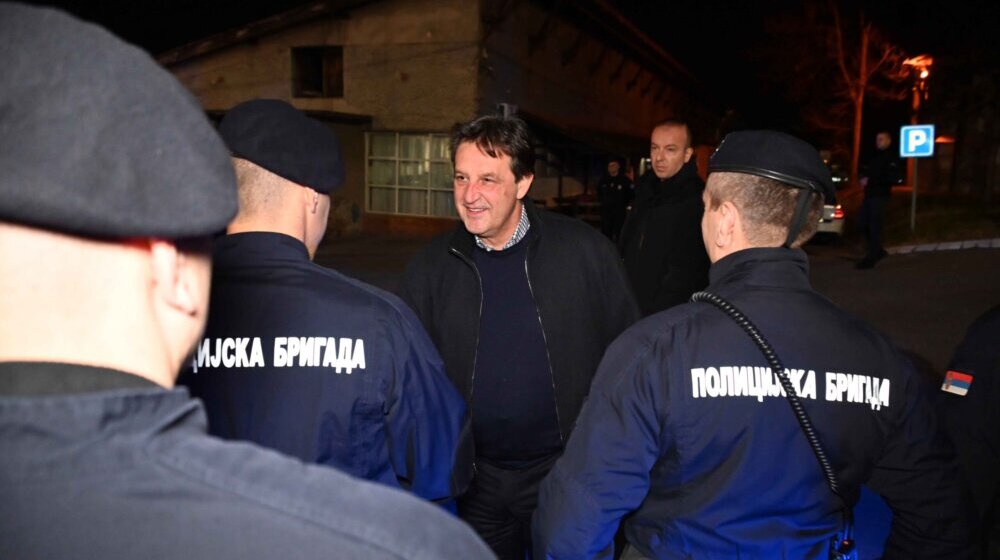 Gašić obišao pripadnike dežurnih službi koji u novogodišnjoj noći brinu o bezbednosti građana 1