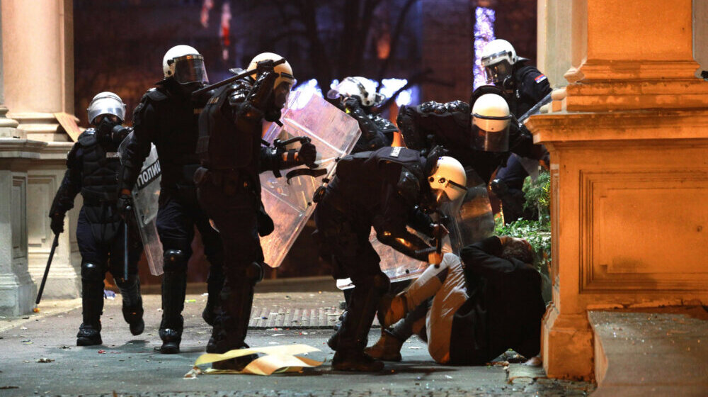 Represijom prema građanima vlast pokušava da sakrije izbornu krađu: Većina uhapšenih demonstranata saslušana u tužilaštvu 1