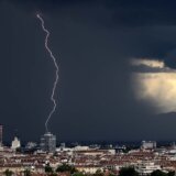 Hitno upozorenje RHMZ za Beograd: Lokalno obilni pljuskovi sa grmljavinom i jakim vetrom 7