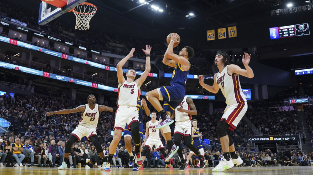 Jović (broj 5) poslednji bedem ispred asa Golden Stejta Karija