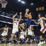 Jović (broj 5) poslednji bedem ispred asa Golden Stejta Karija