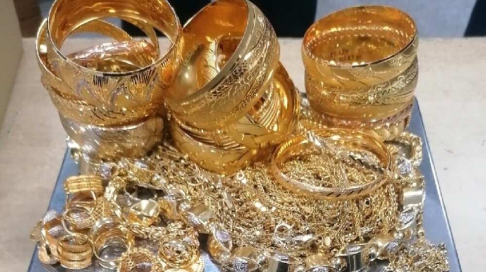 Uprava carina: Na Gradini sprečeno krijumčarenje zlatnog nakita i investicionih pločica vrednih više od 8,3 miliona dinara 1