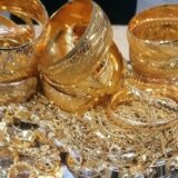 Uprava carina: Na Gradini sprečeno krijumčarenje zlatnog nakita i investicionih pločica vrednih više od 8,3 miliona dinara 15