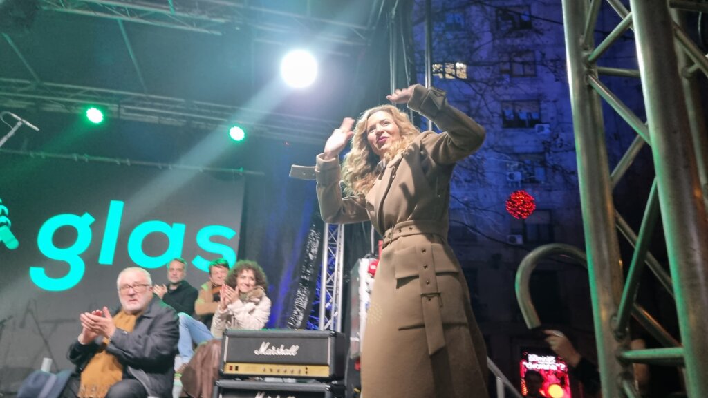 Dejan Bodiroga na poslednjem skupu ProGlasa: Živimo u društvu poremećenih vrednosti, gde je bahatost na svakom koraku (VIDEO, FOTO) 3 Dejan Bodiroga na poslednjem skupu ProGlasa: Živimo u društvu poremećenih vrednosti, gde je bahatost na svakom koraku (VIDEO, FOTO) 14