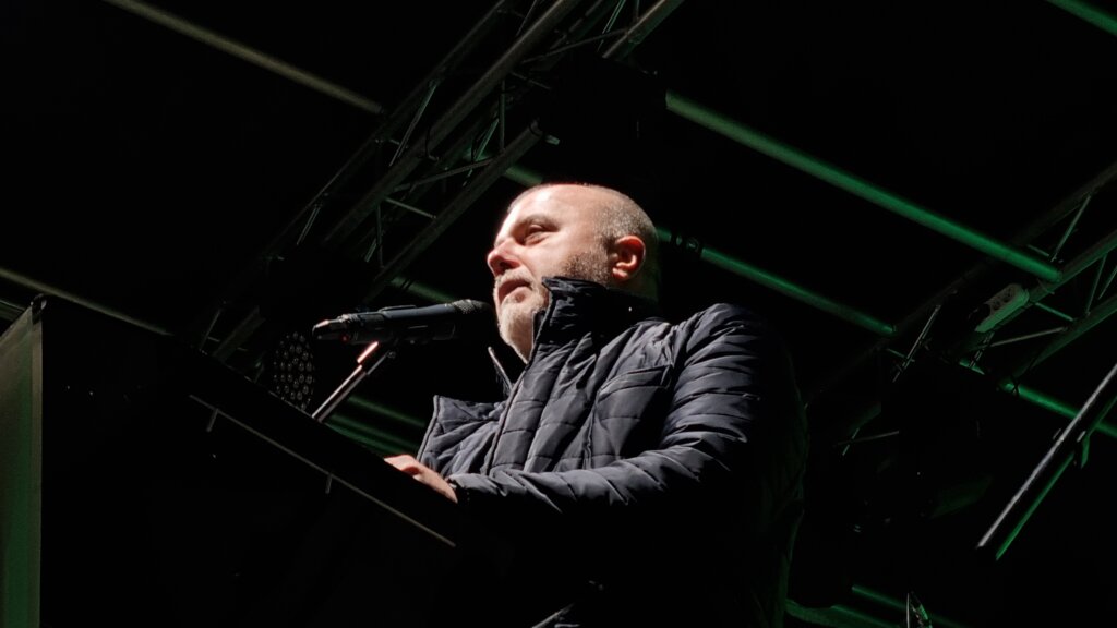 Dejan Bodiroga na poslednjem skupu ProGlasa: Živimo u društvu poremećenih vrednosti, gde je bahatost na svakom koraku (VIDEO, FOTO) 4 Dejan Bodiroga na poslednjem skupu ProGlasa: Živimo u društvu poremećenih vrednosti, gde je bahatost na svakom koraku (VIDEO, FOTO) 15