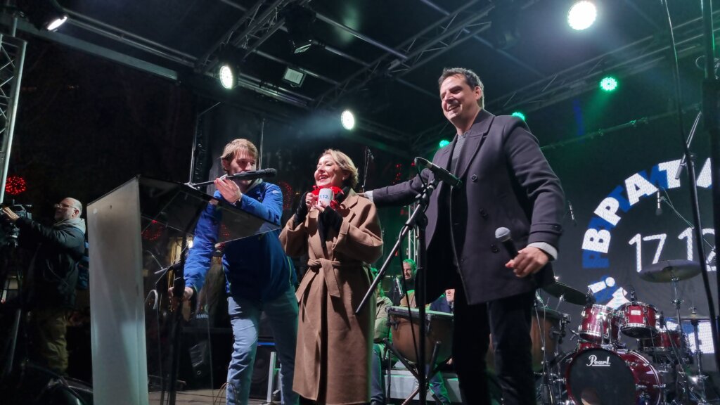 Dejan Bodiroga na poslednjem skupu ProGlasa: Živimo u društvu poremećenih vrednosti, gde je bahatost na svakom koraku (VIDEO, FOTO) 5 Dejan Bodiroga na poslednjem skupu ProGlasa: Živimo u društvu poremećenih vrednosti, gde je bahatost na svakom koraku (VIDEO, FOTO) 16