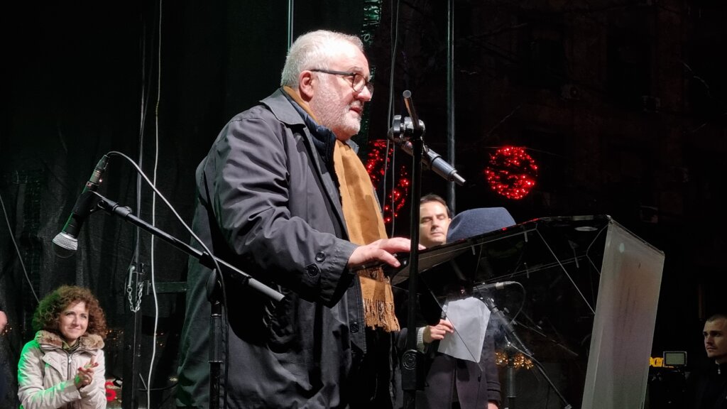 Dejan Bodiroga na poslednjem skupu ProGlasa: Živimo u društvu poremećenih vrednosti, gde je bahatost na svakom koraku (VIDEO, FOTO) 6 Dejan Bodiroga na poslednjem skupu ProGlasa: Živimo u društvu poremećenih vrednosti, gde je bahatost na svakom koraku (VIDEO, FOTO) 17