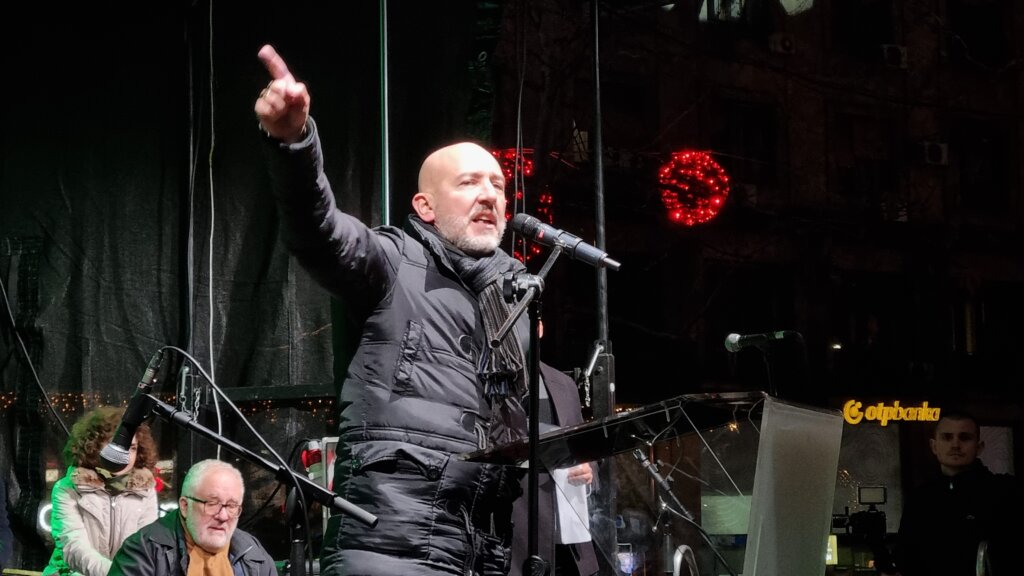 Dejan Bodiroga na poslednjem skupu ProGlasa: Živimo u društvu poremećenih vrednosti, gde je bahatost na svakom koraku (VIDEO, FOTO) 7 Dejan Bodiroga na poslednjem skupu ProGlasa: Živimo u društvu poremećenih vrednosti, gde je bahatost na svakom koraku (VIDEO, FOTO) 18