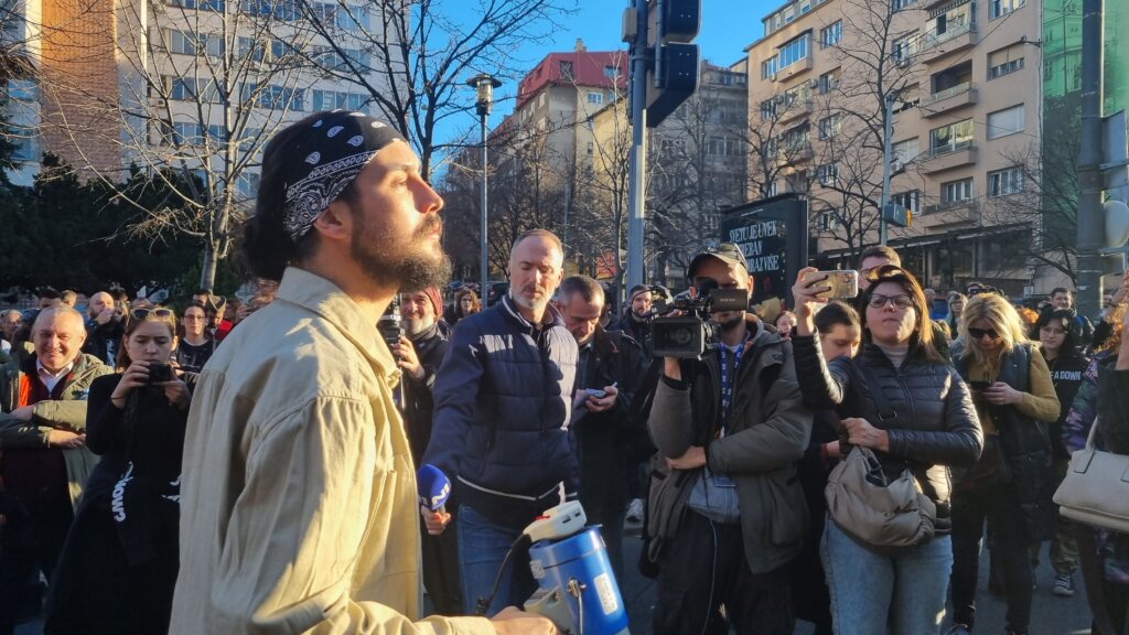 Osmi protest opozicije završen ispred Policijske uprave Grada Beograda: "Nećemo nijednog građanina ostaviti na milost i nemilost Vučićevoj policiji" (VIDEO/FOTO) 11