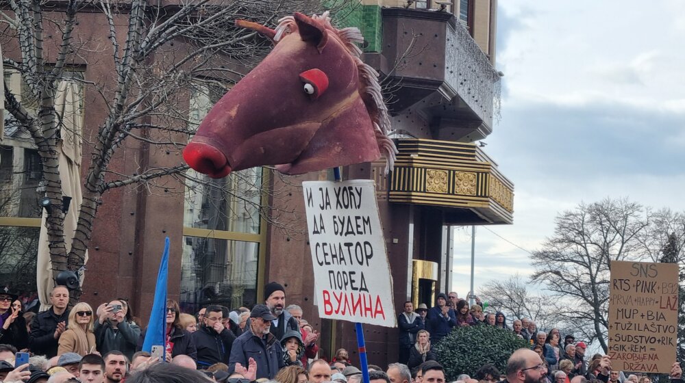 "Crveni kartoni kao simbolična poruka vlasti": Kako regionalni mediji izveštavaju o protestu ProGlasa u Beogradu? 1