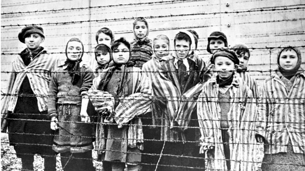 Grupa preživele dece iza ograde od bodljikave žice u nacističkom koncentracionom logoru Aušvic