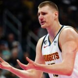Nikola Jokić ubacio 18 poena iz slobodnih bacanja u pobedi Denvera nad Voriorsima, trener Golden Stejta izjavio da je to “odvratno” 6