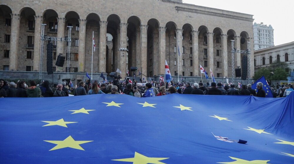 Gruzijci na ulicama slave što im je zemlja postala kandidat za prijem u EU 1