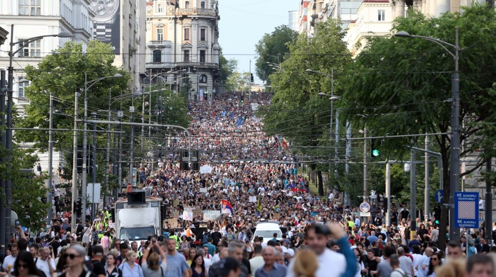 "Zašto je deo srpskog društva u defanzivnoj poziciji i zbog čega se osećaju izdanim?": Analiza agencije Asošijeted pres o stanju u Srbiji 1