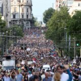 "Zašto je deo srpskog društva u defanzivnoj poziciji i zbog čega se osećaju izdanim?": Analiza agencije Asošijeted pres o stanju u Srbiji 11