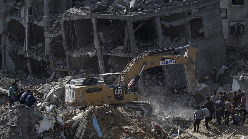 "Ovo nije viđeno od Vijetnama, Izrael bacio stotine bombi od skoro 1.000 kilograma na Gazu": Analiza CNN i kompanije Synthetaic 2 epa10953226 Palestinians search for bodies and survivors among the rubble of the Jabalia refugee camp, one day after an Israeli airstrike hit the area, in northern Gaza, 01 November 2023. More than 8,500 Palestinians and at least 1,400 Israelis have been killed, according to the IDF and the Palestinian health authority, since Hamas militants launched an attack against Israel from the Gaza Strip on 07 October, and the Israeli operations in Gaza and the West Bank which followed it.