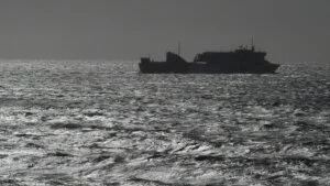 Na ruskom poluostrvu Kamčatka izdato je upozorenje na cunami nakon što su dva zemljotresa danas pogodila obližnje more, saopštio je regionalni Centar za obaveštavanje i uzbunjivanje.