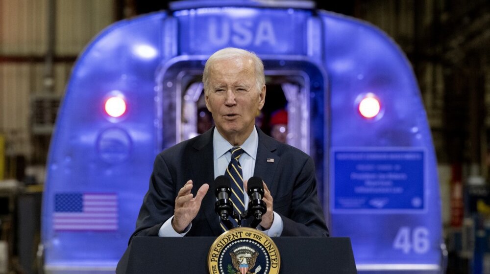 (VIDEO) Vozilo uletelo u parkirano vozilo Džoa Bajdena, predsednik i prva dama nepovređeni 1