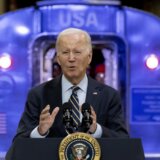 (VIDEO) Vozilo uletelo u parkirano vozilo Džoa Bajdena, predsednik i prva dama nepovređeni 3