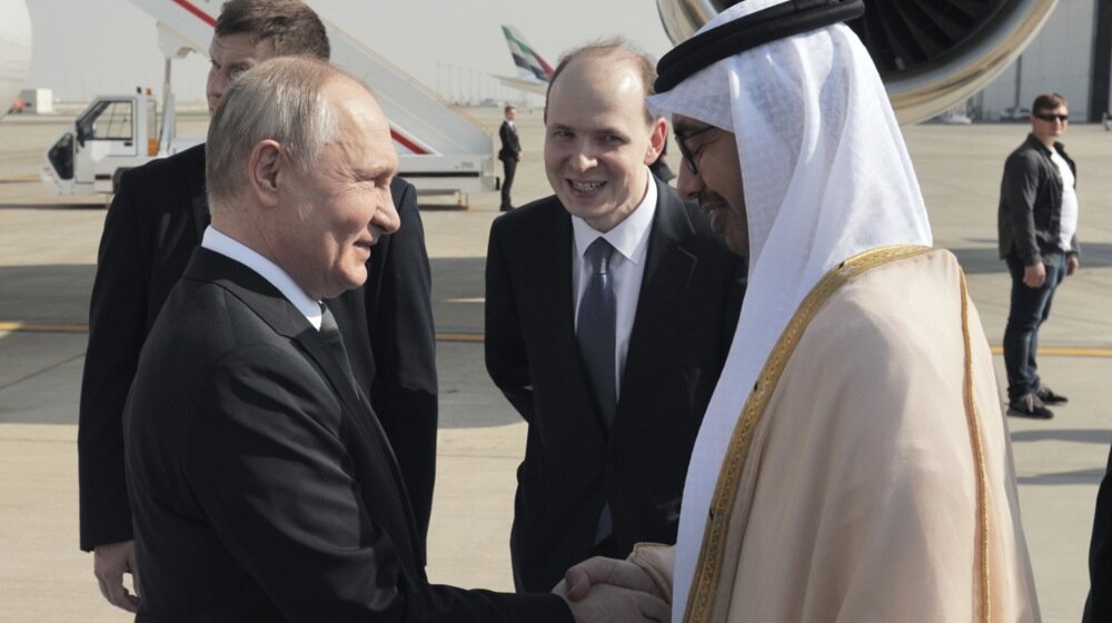 Uručen poziv predsedniku UAE: Putin u Abu Dabiju dočekan uz konjičku pratnju 1